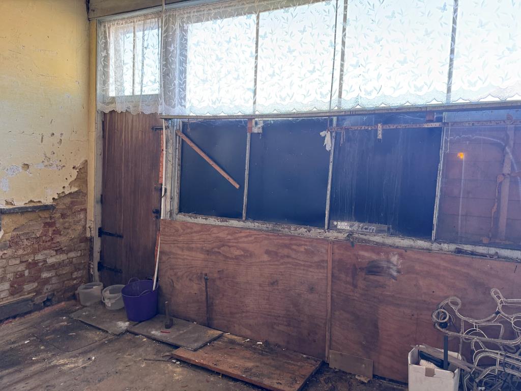 Lot: 92 - FREEHOLD FORMER SHOP WITH LIVING ACCOMMODATION BEHIND AND ABOVE - The Former Shop Area